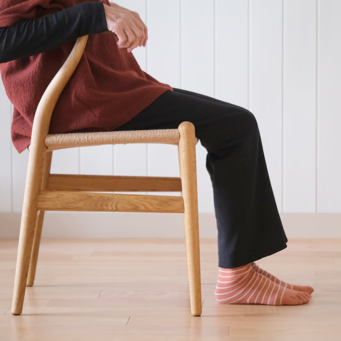 Yチェア43ｃｍは、かかとが床に付きます。